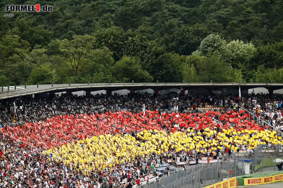 Neue Zürcher Zeitung (Schweiz): "Zum ersten Mal in der Karriere hat es Nico Rosberg in einem Grand Prix von Deutschland aufs Podium geschafft und kraft seines Silberpfeils gleich auf die oberste Stufe. Das Halbzeitrennen der Saison lieferte unterhaltsamen Rennsport. Es hätte eine größere Kulisse verdient als die 52.000 Zuschauer im badischen Motodrom. Trotz der WM-Führung von Nico Rosberg, trotz des Weltmeisters Sebastian Vettel, trotz eines Talents wie Nico Hülkenberg, trotz der dominierenden Mercedes-Motoren aus dem nahen Stuttgart war die Besucherzahl damit zum dritten Mal in Folge gesunken." Foto zur News: Neue Zürcher Zeitung (Schweiz): "Zum ersten Mal in der Karriere hat es Nico Rosberg in einem Grand Prix von Deutschland aufs Podium geschafft und kraft seines Silberpfeils gleich auf die oberste Stufe. Das Halbzeitrennen der Saison lieferte unterhaltsamen Rennsport. Es hätte eine größere Kulisse verdient als die 52.000 Zuschauer im badischen Motodrom. Trotz der WM-Führung von Nico Rosberg, trotz des Weltmeisters Sebastian Vettel, trotz eines Talents wie Nico Hülkenberg, trotz der dominierenden Mercedes-Motoren aus dem nahen Stuttgart war die Besucherzahl damit zum dritten Mal in Folge gesunken."