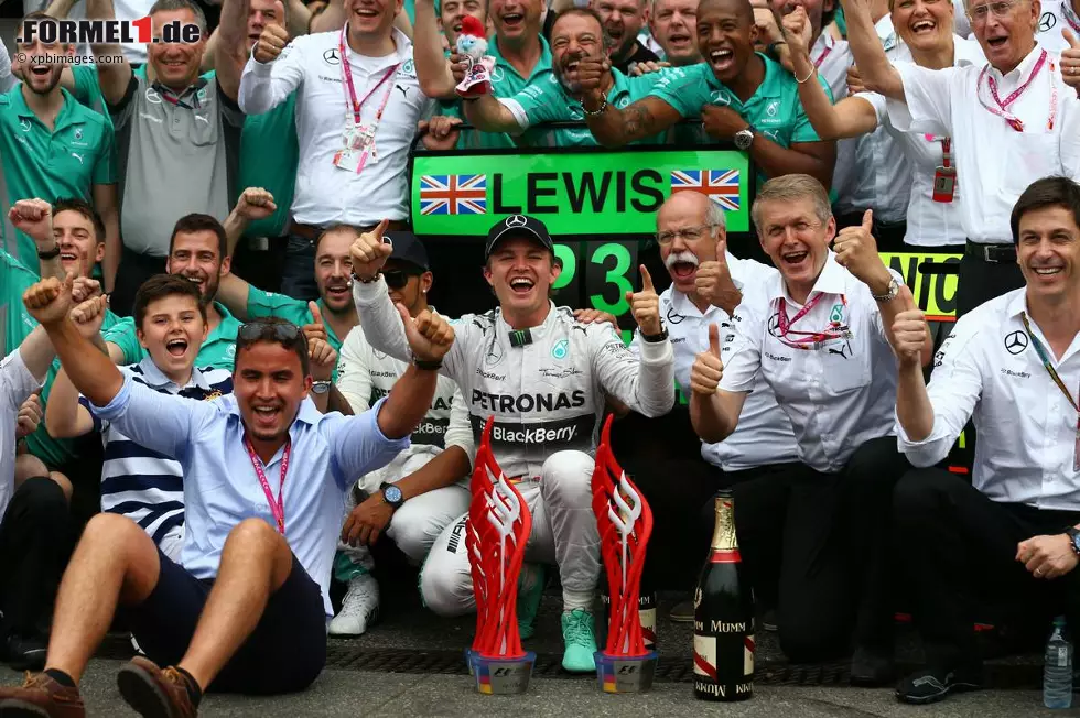 Tuttosport (Italien): "Was für Tage für Rosberg! Zuerst die Hochzeit, dann die Erneuerung des Vertrags mit Mercedes, dann die Pole-Position in Hockenheim und zum Schluss der Sieg beim zehnten WM-Rennen dieser Saison. Das Titelduell ist in dieser Saison ausschließlich eines zwischen den Mercedes-Piloten, Rosberg muss jetzt nur noch seinen Vorsprung verwalten." Foto zur News: Tuttosport (Italien): "Was für Tage für Rosberg! Zuerst die Hochzeit, dann die Erneuerung des Vertrags mit Mercedes, dann die Pole-Position in Hockenheim und zum Schluss der Sieg beim zehnten WM-Rennen dieser Saison. Das Titelduell ist in dieser Saison ausschließlich eines zwischen den Mercedes-Piloten, Rosberg muss jetzt nur noch seinen Vorsprung verwalten."