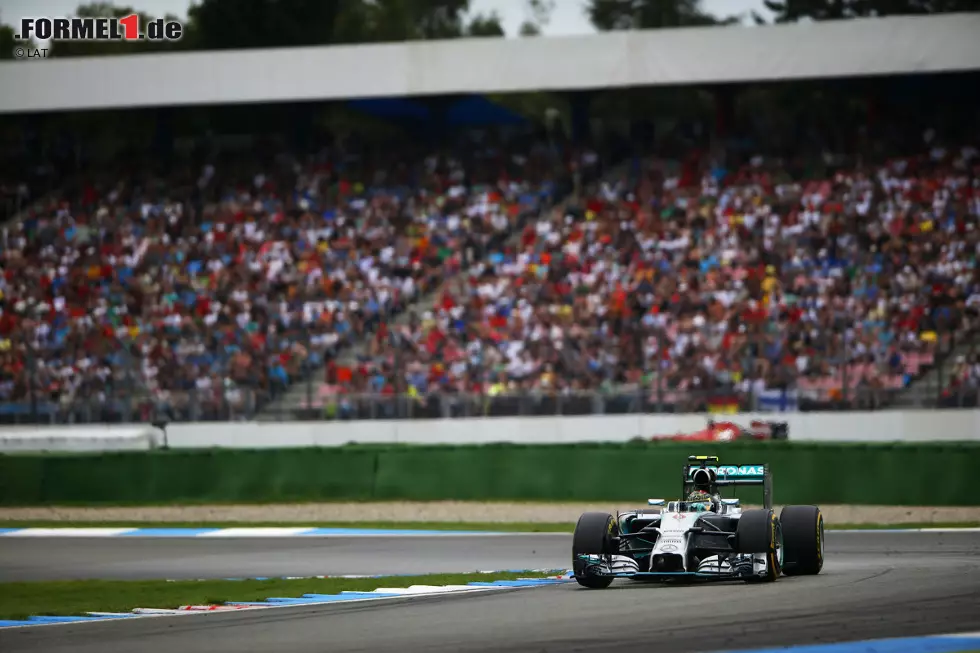 Foto zur News: The Times (Großbritannien): &quot;Der deutsche Goldjunge bekam den Preis, der Engländer bleibt wegen der Strafe kleben. Manche Dinge ändern sich nie. Nico Rosberg gewann unangefochten und ungefährdet seinen Heim-Grand-Prix und krönte eine stürmische Woche.&quot;