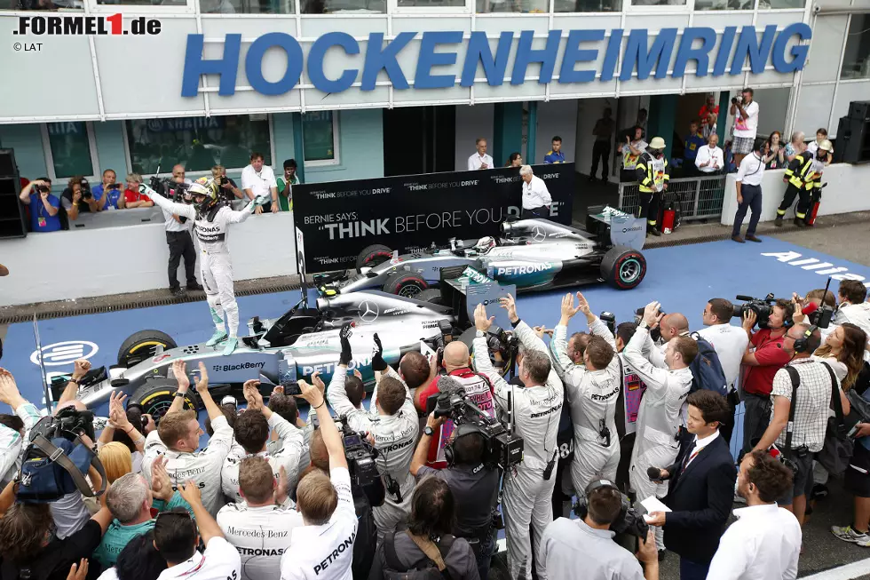 L'Equipe (Frankreich): "Rosberg, der Meister. Ohne eine Sekunde des Zweifels gewann er seinen ersten Heim-Grand-Prix. Rosberg komplettierte seine traumhafte Woche mit einer schönen Kirsche auf einer zuvor bereits großartigen Torte." Foto zur News: L'Equipe (Frankreich): "Rosberg, der Meister. Ohne eine Sekunde des Zweifels gewann er seinen ersten Heim-Grand-Prix. Rosberg komplettierte seine traumhafte Woche mit einer schönen Kirsche auf einer zuvor bereits großartigen Torte."