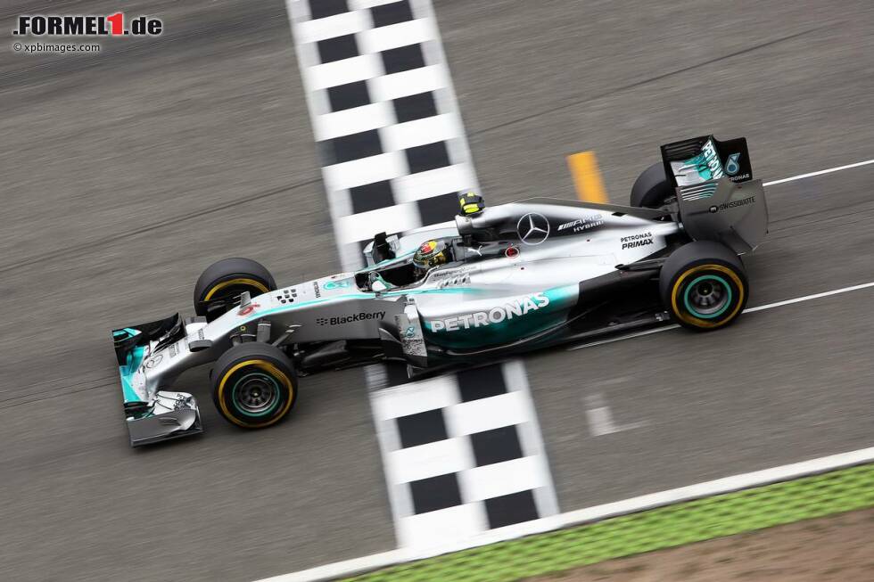 Foto zur News: Daily Mail (Großbritannien): &quot;Lewis Hamilton gehört zur Flugstaffel, aber er konnte Nico Rosberg trotzdem nicht erwischen, als dieser zum Sieg in Deutschland schipperte. Nur Interpol hätte vielleicht Nico am Sonntag schnappen können. Er verschwand für fast den gesamten Nachmittag von den Bildschirmen, nur um dann als unvermeidbarer Sieger wieder aufzutauchen.&quot;