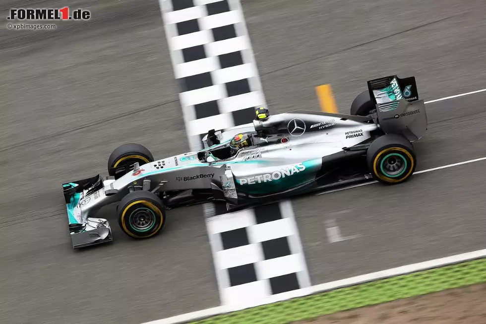 Daily Mail (Großbritannien): "Lewis Hamilton gehört zur Flugstaffel, aber er konnte Nico Rosberg trotzdem nicht erwischen, als dieser zum Sieg in Deutschland schipperte. Nur Interpol hätte vielleicht Nico am Sonntag schnappen können. Er verschwand für fast den gesamten Nachmittag von den Bildschirmen, nur um dann als unvermeidbarer Sieger wieder aufzutauchen." Foto zur News: Daily Mail (Großbritannien): "Lewis Hamilton gehört zur Flugstaffel, aber er konnte Nico Rosberg trotzdem nicht erwischen, als dieser zum Sieg in Deutschland schipperte. Nur Interpol hätte vielleicht Nico am Sonntag schnappen können. Er verschwand für fast den gesamten Nachmittag von den Bildschirmen, nur um dann als unvermeidbarer Sieger wieder aufzutauchen."