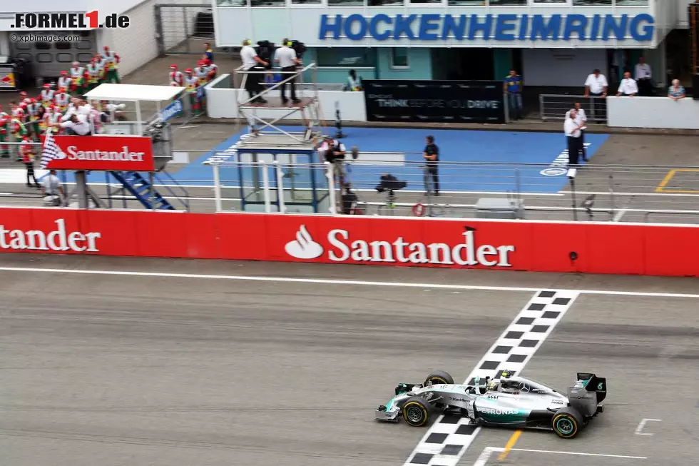 Sport (Spanien): "Hamilton hatte in Silverstone 'seinen' Grand Prix gewonnen, jetzt war Rosberg an der Reihe. Der Deutsche überquerte pfeifend die Ziellinie." Foto zur News: Sport (Spanien): "Hamilton hatte in Silverstone 'seinen' Grand Prix gewonnen, jetzt war Rosberg an der Reihe. Der Deutsche überquerte pfeifend die Ziellinie."