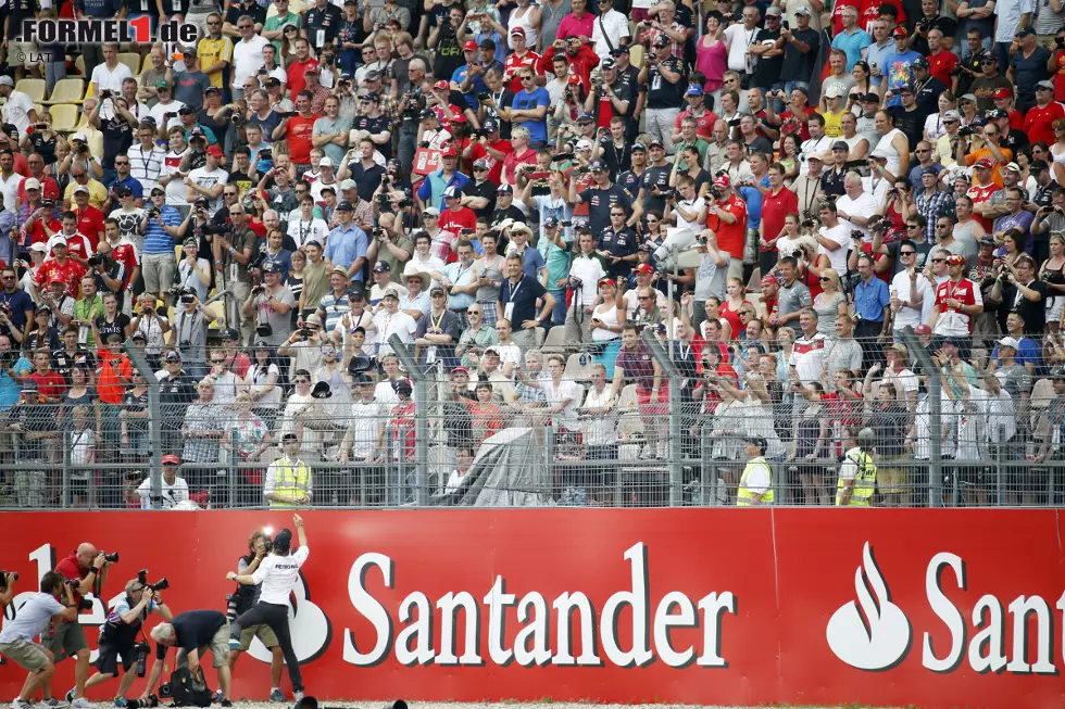 Corriere della Sera (Italien): "Rosberg, eine Woche zum Einrahmen. Sein Sieg ist ein Triumph in Eigenregie. Wenn Rosberg so weitermacht, wird er bald die Erfolge des Vaters erreichen." Foto zur News: Corriere della Sera (Italien): "Rosberg, eine Woche zum Einrahmen. Sein Sieg ist ein Triumph in Eigenregie. Wenn Rosberg so weitermacht, wird er bald die Erfolge des Vaters erreichen."