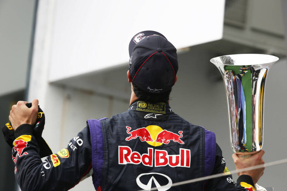 Foto zur News: Österreich (Österreich): &quot;Ricciardo siegt: Red Bull schlägt zurück. Zwei Safety-Car-Phasen, viele Crashs und Ausfälle hielten die 80.000 Fans total im Bann. Am Ende von packenden 70 Runden jubelte Daniel Ricciardo über seinen zweiten Saisonsieg.
