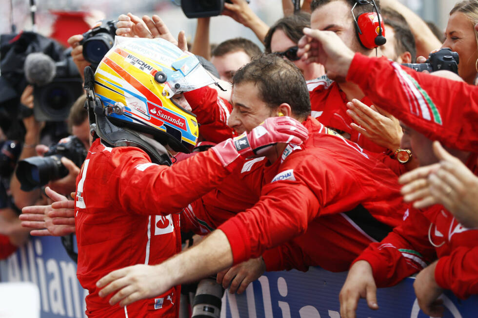 Foto zur News: Tuttosport (Italien): &quot;Ein Meisterwerk Alonsos, und Ferrari kehrt an die Spitze der Formel 1 zurück. Der Spanier rettet ein Ferrari-Team, das am Rand des Zusammenbruchs stand. Wenige Stunden nach dem Qualifikationsdesaster Räikkönens erlebt Ferrari seine Rückkehr, und Alonso schafft den zweiten Platz.&quot;