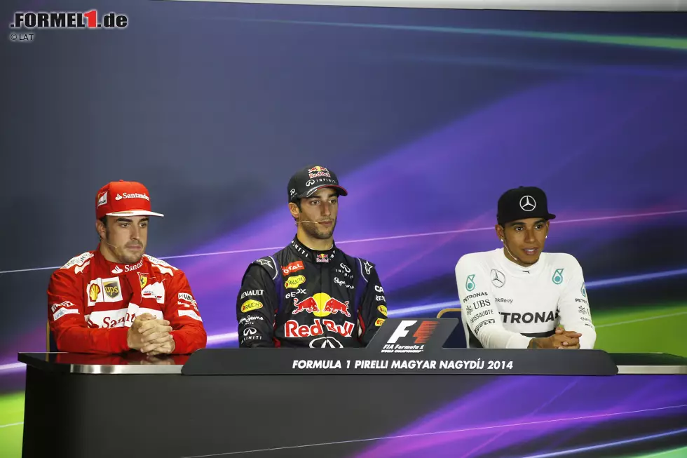 L'Equipe (Frankreich): "Ricciardo, der dritte Mann. Daniel Ricciardo sichert sich seinen zweiten Saisonsieg im Spiel mit dem Regen, Unfällen und dem Safety-Car. Der Australier, Dritter in der WM-Wertung, schlägt in einem Rennen mit vielen Wendungen Fernando Alonso und Lewis Hamilton." Foto zur News: L'Equipe (Frankreich): "Ricciardo, der dritte Mann. Daniel Ricciardo sichert sich seinen zweiten Saisonsieg im Spiel mit dem Regen, Unfällen und dem Safety-Car. Der Australier, Dritter in der WM-Wertung, schlägt in einem Rennen mit vielen Wendungen Fernando Alonso und Lewis Hamilton."