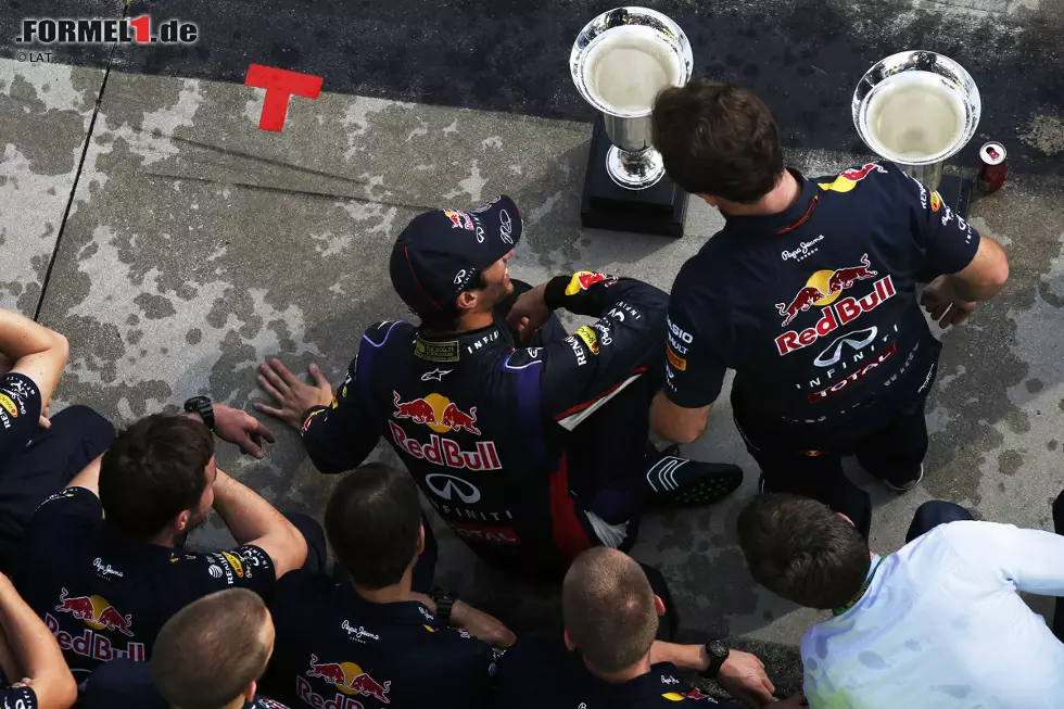 Kurier (Österreich): "Die Formel 1 hat sich mit einem Paukenschlag in die Sommerferien verabschiedet. Der Action-Krimi von Budapest bietet genug Diskussionsstoff für die vier Wochen bis zum nächsten Grand Prix am 24. August in Belgien. Der große Sieger vom Hungaroring war Daniel Ricciardo, der 25-jährige Australier stellt bei Red Bull Vierfachweltmeister Sebastian Vettel zunehmend in den Schatten." Foto zur News: Kurier (Österreich): "Die Formel 1 hat sich mit einem Paukenschlag in die Sommerferien verabschiedet. Der Action-Krimi von Budapest bietet genug Diskussionsstoff für die vier Wochen bis zum nächsten Grand Prix am 24. August in Belgien. Der große Sieger vom Hungaroring war Daniel Ricciardo, der 25-jährige Australier stellt bei Red Bull Vierfachweltmeister Sebastian Vettel zunehmend in den Schatten."