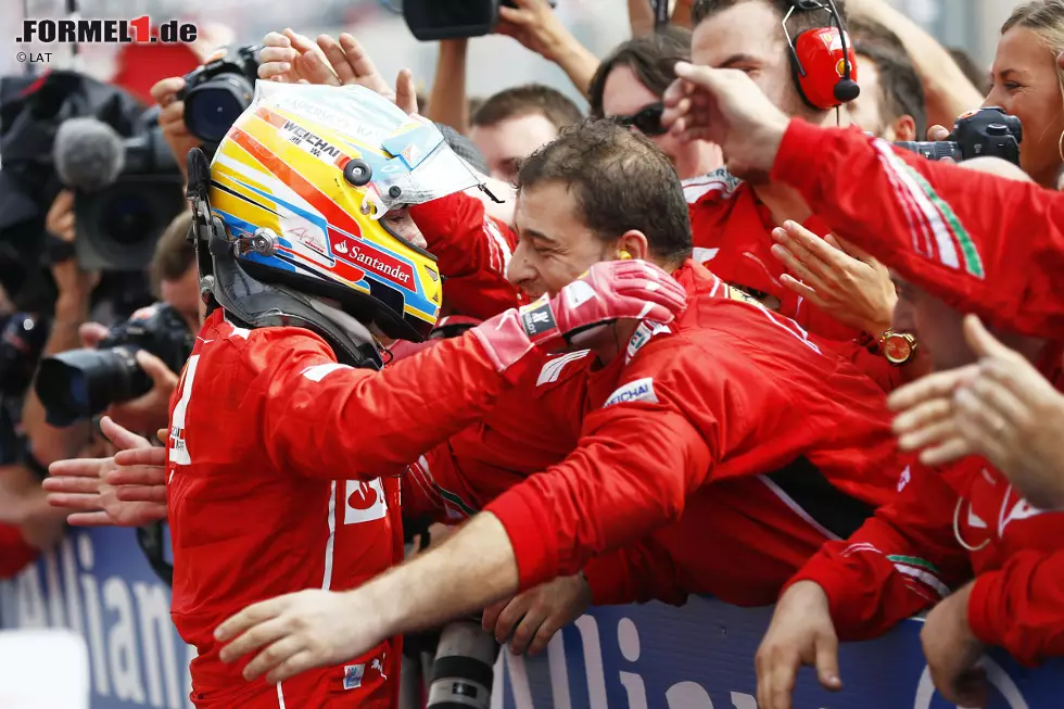 Tuttosport (Italien): "Ein Meisterwerk Alonsos, und Ferrari kehrt an die Spitze der Formel 1 zurück. Der Spanier rettet ein Ferrari-Team, das am Rand des Zusammenbruchs stand. Wenige Stunden nach dem Qualifikationsdesaster Räikkönens erlebt Ferrari seine Rückkehr, und Alonso schafft den zweiten Platz." Foto zur News: Tuttosport (Italien): "Ein Meisterwerk Alonsos, und Ferrari kehrt an die Spitze der Formel 1 zurück. Der Spanier rettet ein Ferrari-Team, das am Rand des Zusammenbruchs stand. Wenige Stunden nach dem Qualifikationsdesaster Räikkönens erlebt Ferrari seine Rückkehr, und Alonso schafft den zweiten Platz."