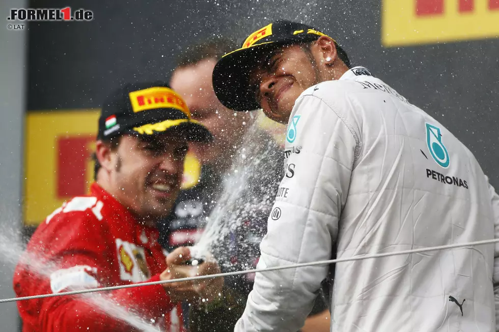 Corriere dello Sport (Italien): "Alonso und Hamilton, zwei Giganten. Große Show in Budapest zwischen Regen und Unfällen. Ferrari zeigt endlich, dass das Team noch am Leben ist. Einige Minuten lang hat Ferrari sogar auf den ersten Platz gehofft. Alonso ist heute für Ferrari der Pilot, der Schumacher Ende der 1990er-Jahre war: Eine absolute Sicherheit." Foto zur News: Corriere dello Sport (Italien): "Alonso und Hamilton, zwei Giganten. Große Show in Budapest zwischen Regen und Unfällen. Ferrari zeigt endlich, dass das Team noch am Leben ist. Einige Minuten lang hat Ferrari sogar auf den ersten Platz gehofft. Alonso ist heute für Ferrari der Pilot, der Schumacher Ende der 1990er-Jahre war: Eine absolute Sicherheit."
