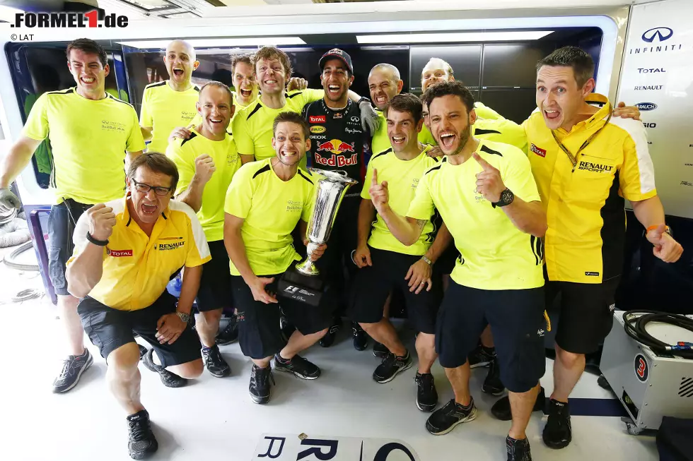 Foto zur News: Neue Zürcher Zeitung (Schweiz): &quot;Vor der Sommerpause bietet die Formel 1 die größte Attraktivität erneut auf der Strecke. Doch Daniel Ricciardo bleibt gelassen und siegt im Großen Preis von Ungarn mit einer Dreistoppstrategie.&quot;