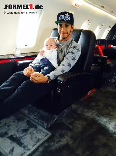 Der Mercedes-Pilot nimmt nach Barcelona auch gleich einen seltenen Fluggast mit, seinen Neffen. Freundin Nicole Scherzinger bleibt hingegen zu Hause, und auch Hamiltons Hunde Roscoe und Coco werden zumindest im Paddock nicht gesehen. Vielleicht, weil ihm Niki Lauda geraten hat, mit kleinerer Entourage anzureisen und sich stattdessen mehr auf das Rennfahren zu konzentrieren? Foto zur News: Der Mercedes-Pilot nimmt nach Barcelona auch gleich einen seltenen Fluggast mit, seinen Neffen. Freundin Nicole Scherzinger bleibt hingegen zu Hause, und auch Hamiltons Hunde Roscoe und Coco werden zumindest im Paddock nicht gesehen. Vielleicht, weil ihm Niki Lauda geraten hat, mit kleinerer Entourage anzureisen und sich stattdessen mehr auf das Rennfahren zu konzentrieren?