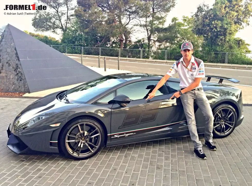 Foto zur News: Luxuriös anreisen, das kann auch Adrian Sutil: Vor Spa-Francorchamps waren er und Freundin Jennifer Becks 2013 mit einem Rolls-Royce unterwegs, diesmal ist es ein Lamborghini - stilsicher mit der Startnummer 99 des Sauber-Piloten. Aber natürlich geliehen und nicht gekauft, von einem Autohändler in Hürth bei Köln.