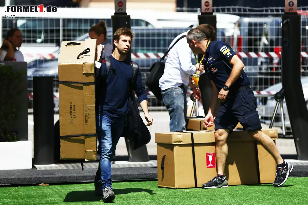 Andere müssen sich erst noch die Karriereleiter hocharbeiten, bevor sie im Privatjet oder im Lamborghini anreisen können. Testfahrer Antonio Felix da Costa etwa muss noch selbst anpacken, wenn die neuesten Teile für Red Bulls RB10 eintreffen. Foto zur News: Andere müssen sich erst noch die Karriereleiter hocharbeiten, bevor sie im Privatjet oder im Lamborghini anreisen können. Testfahrer Antonio Felix da Costa etwa muss noch selbst anpacken, wenn die neuesten Teile für Red Bulls RB10 eintreffen.