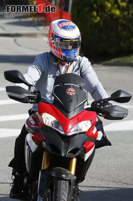 Jenson Button entgeht dem traditionellen Verkehrschaos am Freitag in Barcelona, indem er kurzerhand mit dem Motorrad anreist. Dieses Jahr ist es noch eine Ducati, 2015 dann sicher eine Honda, wetten? Übrigens: Der McLaren-Fahrer trägt auch auf der Straße seinen Formel-1-Helm. Foto zur News: Jenson Button entgeht dem traditionellen Verkehrschaos am Freitag in Barcelona, indem er kurzerhand mit dem Motorrad anreist. Dieses Jahr ist es noch eine Ducati, 2015 dann sicher eine Honda, wetten? Übrigens: Der McLaren-Fahrer trägt auch auf der Straße seinen Formel-1-Helm.