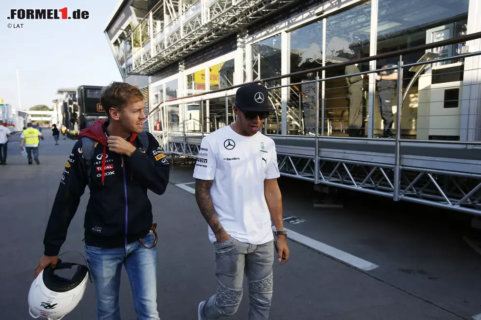 ... und genießt nach der Ankunft im Paddock erstmal einen Smalltalk mit Lewis Hamilton. Vielleicht mag es unter den Fahrern keine echten Freunde mehr geben, aber so verfeindet, wie oftmals behauptet wird, sind die Grand-Prix-Stars untereinander gar nicht. Foto zur News: ... und genießt nach der Ankunft im Paddock erstmal einen Smalltalk mit Lewis Hamilton. Vielleicht mag es unter den Fahrern keine echten Freunde mehr geben, aber so verfeindet, wie oftmals behauptet wird, sind die Grand-Prix-Stars untereinander gar nicht.