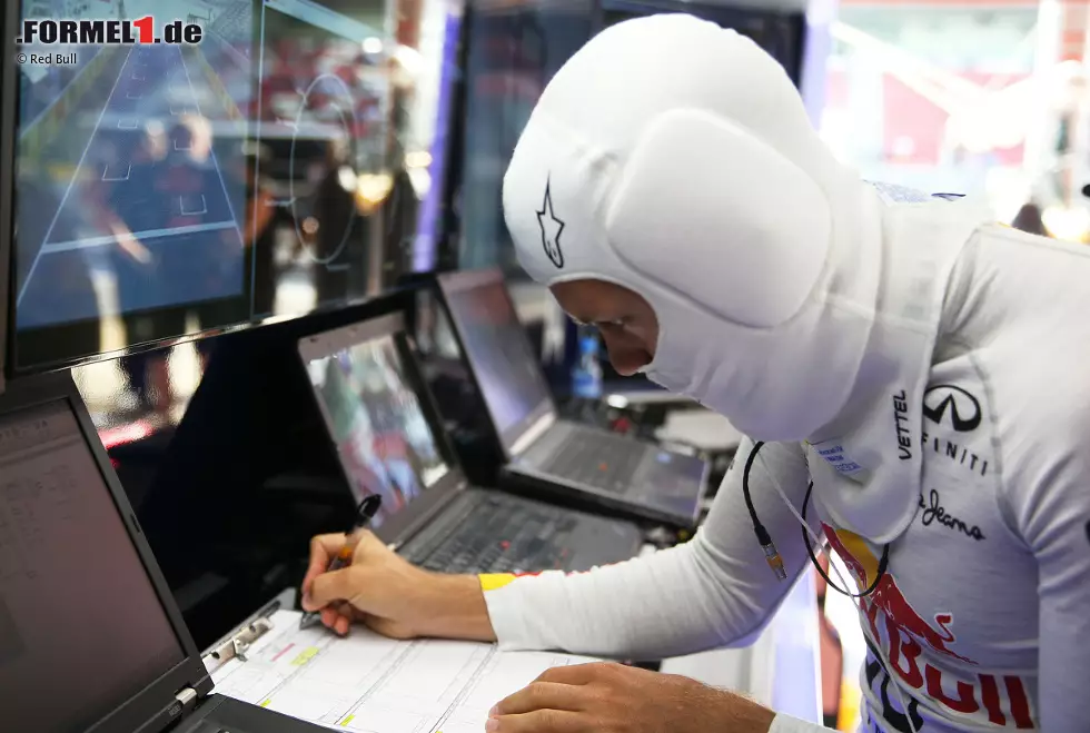 Foto zur News: Sehr wohl aber ehrgeizig. Und weil seine "Suzie" öfter mal zickt (im Freien Training ebenso wie im Qualifying), muss sich Vettel momentan noch tiefer in die Arbeit reinknien als in den vergangenen Jahren. Was er auch tut.
