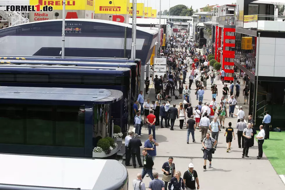Foto zur News: Auftakt der Europa-Saison, das bedeutet auch: Die Teams hausen nicht mehr in einheitlichen Hospitality-Gebäuden, sondern können wieder ihre gigantischen Motorhomes an die Strecke karren. So belebt wie in Barcelona war der Formel-1-Paddock dieses Jahr noch selten.