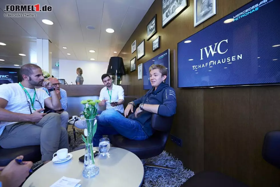 Foto zur News: Mercedes hat ein paar Euro in die Hand genommen und das eigene Motorhome nicht neu gebaut, aber im Detail verbessert. Nico Rosberg genießt die Annehmlichkeiten der silbernen Fahrerlager-Burg im Gespräch mit Journalisten.