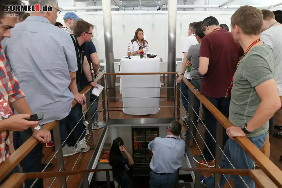 Foto zur News: Großer Menschenauflauf auch im ersten Stock bei Sauber, als Simona de Silvestro zu den Medien spricht. Die Schweizerin hat ihre Ambitionen auf das Indy 500 an den Nagel gehängt und will nun den Formel-1-Führerschein machen. Ziel: ein Stammcockpit für die kommende Saison.