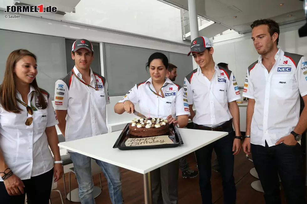 Foto zur News: Gemeinsam mit ihren Kollegen Adrian Sutil, Esteban Gutierrez und Giedo van der Garde ist sie dann auch persönlich dabei, als Monisha Kaltenborn ihre Geburtstagstorte anschneidet. Der in Indien geborenen Österreicherin gratulieren wir zum 43er!