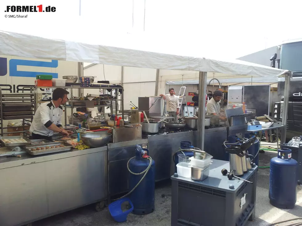 Foto zur News: Gaumenfreuden gibt es auch in der GP2. Dort kocht allerdings nicht jedes Team sein eigenes Süppchen, sondern die Rennserie bietet ein allgemeines Catering an. Das wird im Freien zubereitet.
