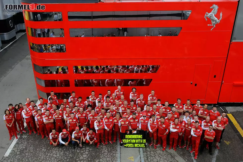 Foto zur News: Vor 18 Jahren hat Michael Schumacher in einem denkwürdigen Regenrennen in Barcelona seinen ersten Sieg für Ferrari gefeiert. Die Scuderia gedenkt diesem historischen Sieg und schickt dem siebenmaligen Weltmeister dankbare Grüße ins Krankenhaus nach Greboble.