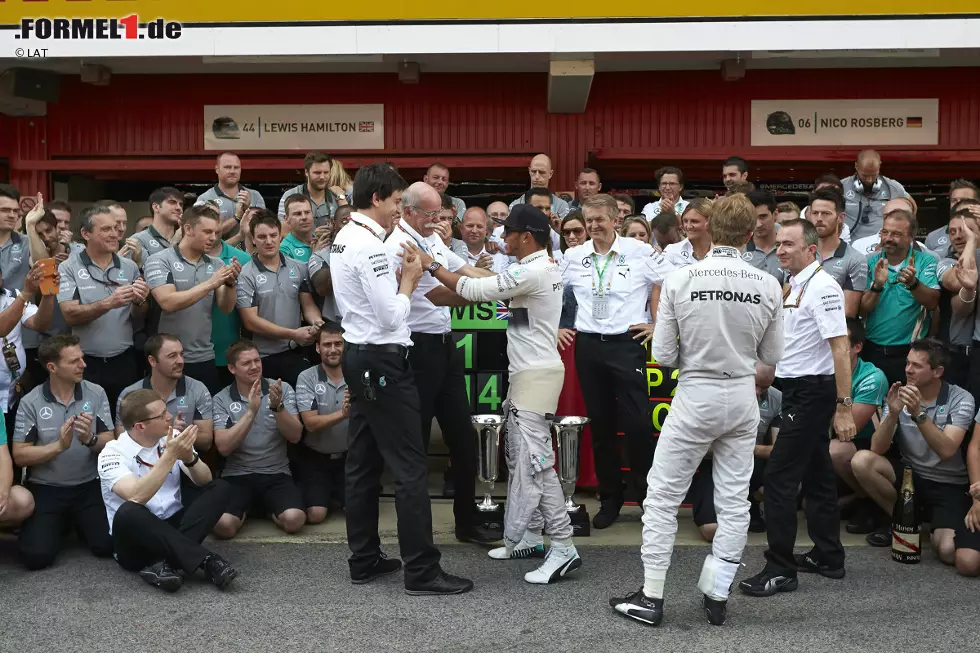 Bei Mercedes feiert man indes lieber aktuelle Sternstunden: Toto Wolff, Konzernchef Dieter Zetsche, Lewis Hamilton, Nico Rosberg und Paddy Lowe nehmen Aufstellung für das traditionelle Siegerfoto im Paddock. Foto zur News: Bei Mercedes feiert man indes lieber aktuelle Sternstunden: Toto Wolff, Konzernchef Dieter Zetsche, Lewis Hamilton, Nico Rosberg und Paddy Lowe nehmen Aufstellung für das traditionelle Siegerfoto im Paddock.
