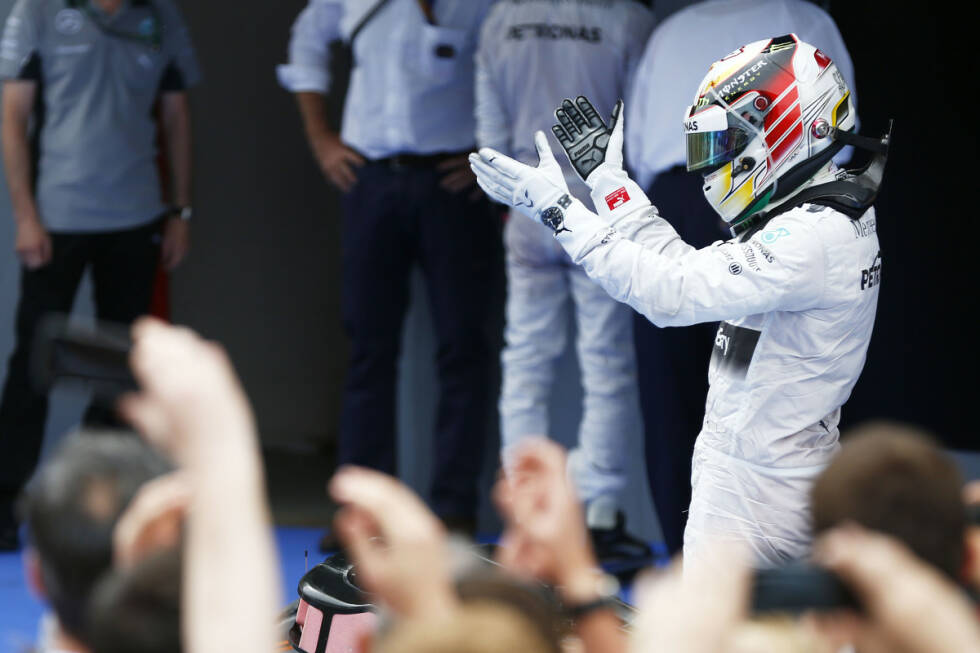Foto zur News: The Times (Großbritannien): &quot;Unbarmherziger Hamilton steht an der Spitze der Welt. Der Engländer setzte einen persönlichen Meilenstein, als er erstmals in seiner Karriere vier Siege in Folge feierte. Es war ein Start-Ziel-Sieg, doch dank Mercedes-Kollege Nico Rosberg wurde es für Hamilton in den letzten Runden noch einmal ungemütlich.&quot;
