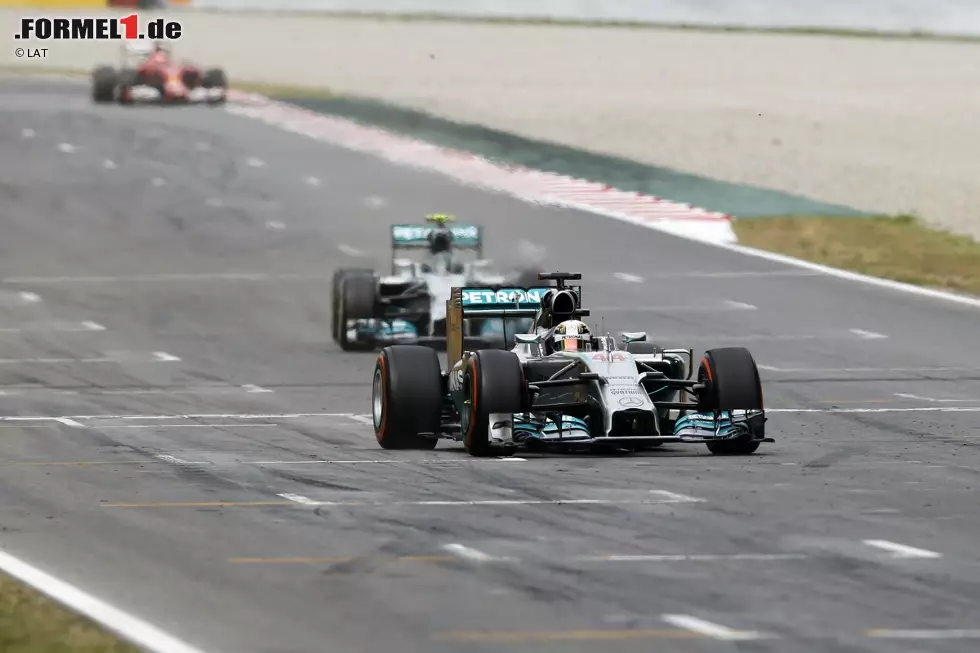 Tuttosport (Italien): "Die Mercedes-Boliden sind zu 'Killer-Pfeilen' geworden. Die Meisterschaft ist für Mercedes reserviert, alle anderen hinken hinterher. Die Deutschen zeigen eine geradezu peinliche Überlegenheit. Beim Start jedes Rennens stellt sich nur noch die Frage, welcher der beiden Mercedes-Piloten gewinnt." Foto zur News: Tuttosport (Italien): "Die Mercedes-Boliden sind zu 'Killer-Pfeilen' geworden. Die Meisterschaft ist für Mercedes reserviert, alle anderen hinken hinterher. Die Deutschen zeigen eine geradezu peinliche Überlegenheit. Beim Start jedes Rennens stellt sich nur noch die Frage, welcher der beiden Mercedes-Piloten gewinnt."