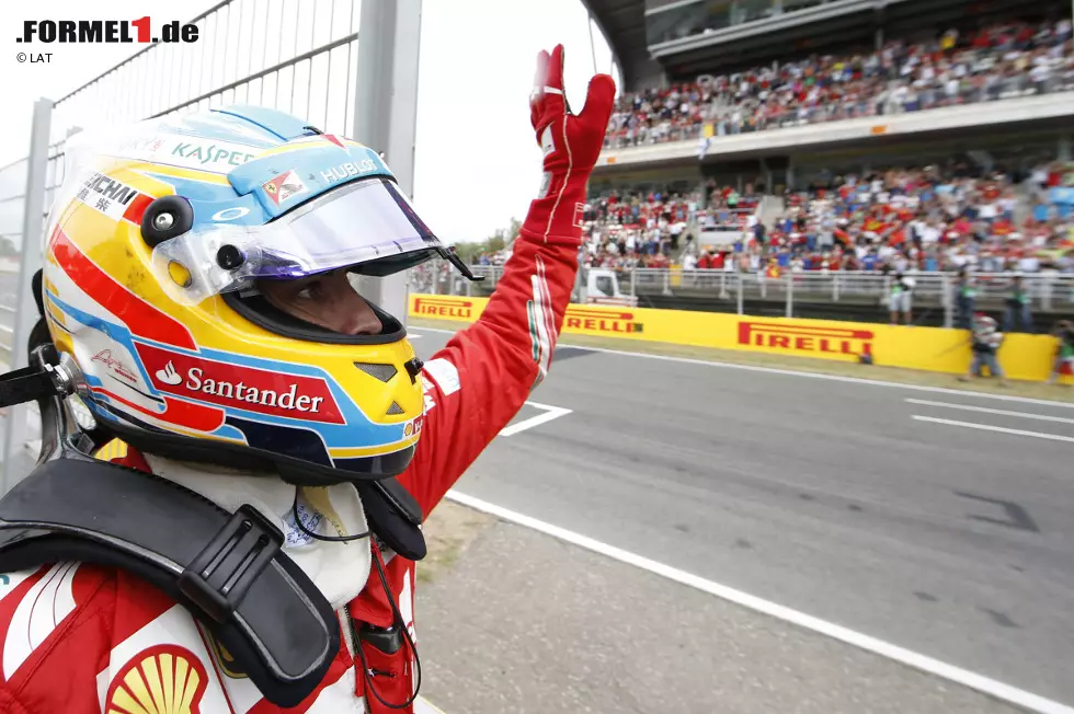 El Mundo Deportivo (Spanien): "Hamilton und Rosberg gehen mit ihren Mercedes-Boliden spazieren. Für Alonso bleibt nur ein trauriger sechster Platz vor 91.000 Zuschauern. Vettel reißt Ferrari den Kopf ab, obwohl er nur als 15. gestartet war. Die WM ist nur noch ein Fall für zwei, auch wenn theoretisch noch alles möglich ist." Foto zur News: El Mundo Deportivo (Spanien): "Hamilton und Rosberg gehen mit ihren Mercedes-Boliden spazieren. Für Alonso bleibt nur ein trauriger sechster Platz vor 91.000 Zuschauern. Vettel reißt Ferrari den Kopf ab, obwohl er nur als 15. gestartet war. Die WM ist nur noch ein Fall für zwei, auch wenn theoretisch noch alles möglich ist."