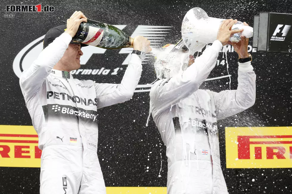 Kronen Zeitung (Österreich): "Mercedes zerstörte die Konkurrenz beim Europa-Auftakt in Spanien mit einem weiteren überlegenen Doppelsieg. Die Mercedes fuhren einmal mehr wie von einem anderen Stern. Dabei galt der Circuit de Barcelona-Catalunya noch als ein Kurs, auf dem die PS-Überlegenheit von Mercedes nicht ganz so stark zum Tragen kommt. Sonderlob gab es für Sebastian Vettel, der ein beherztes Rennen fuhr - sein vielleicht bestes in dieser Saison." Foto zur News: Kronen Zeitung (Österreich): "Mercedes zerstörte die Konkurrenz beim Europa-Auftakt in Spanien mit einem weiteren überlegenen Doppelsieg. Die Mercedes fuhren einmal mehr wie von einem anderen Stern. Dabei galt der Circuit de Barcelona-Catalunya noch als ein Kurs, auf dem die PS-Überlegenheit von Mercedes nicht ganz so stark zum Tragen kommt. Sonderlob gab es für Sebastian Vettel, der ein beherztes Rennen fuhr - sein vielleicht bestes in dieser Saison."