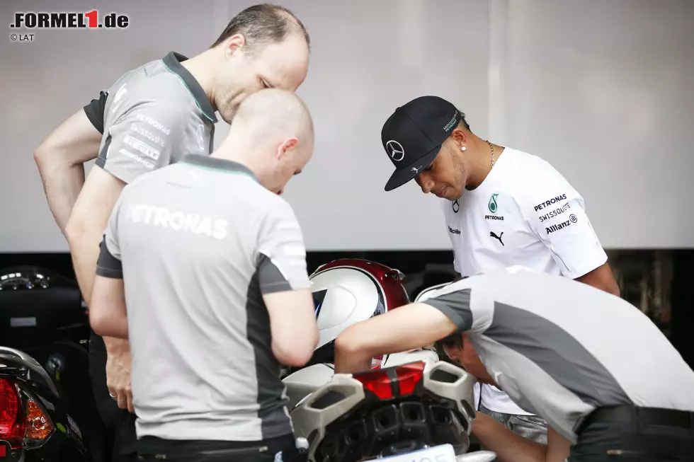 ... während Lewis Hamilton mit seinem neuen Motorrad daher rauscht. Das lässt er natürlich gleich mal von den Mercedes-Mechanikern begutachten. Vielleicht kann man ja noch ein paar PS mehr rauskitzeln! Foto zur News: ... während Lewis Hamilton mit seinem neuen Motorrad daher rauscht. Das lässt er natürlich gleich mal von den Mercedes-Mechanikern begutachten. Vielleicht kann man ja noch ein paar PS mehr rauskitzeln!