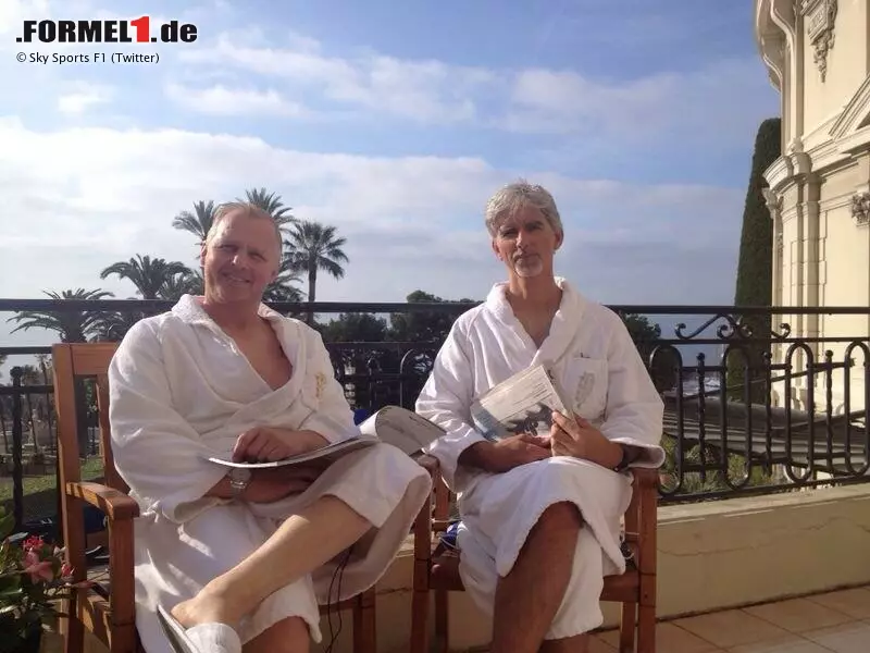 So startet es sich entspannt in den Arbeitstag: Johnny Herbert und Ex-Weltmeister Damon Hill, ihrerseits Experten für das britische Fernsehen, genießen die Vorzüge des Monaco-Grand-Prix. Foto zur News: So startet es sich entspannt in den Arbeitstag: Johnny Herbert und Ex-Weltmeister Damon Hill, ihrerseits Experten für das britische Fernsehen, genießen die Vorzüge des Monaco-Grand-Prix.