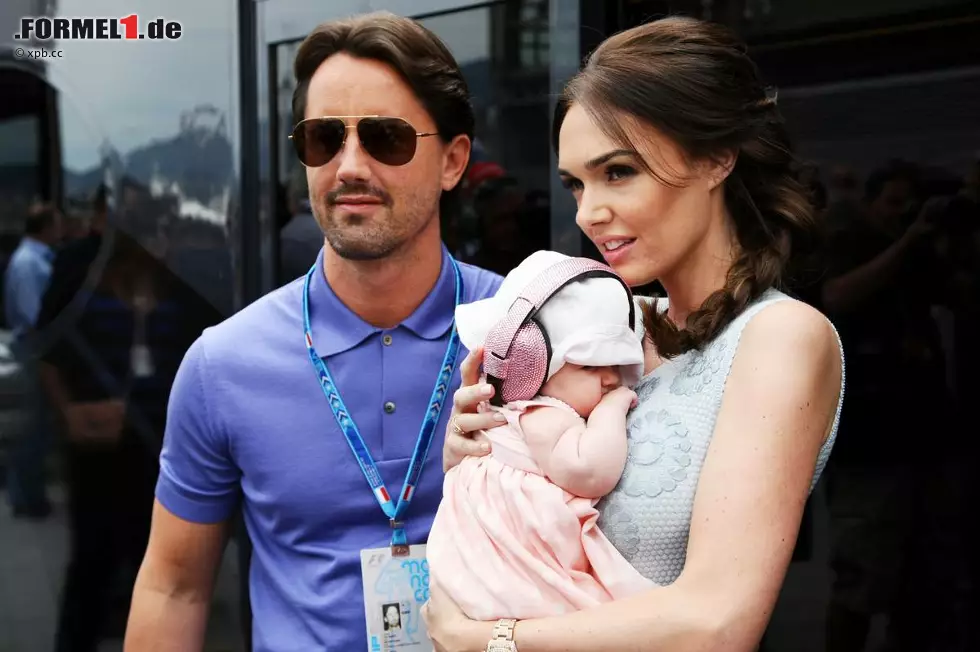 Bernie-Tochter Tamara Ecclestone mit ihrem Ehemann Jay Rutland und Töchterchen Sophia. Den Gehörschutz (der offenbar mit Diamanten besetzt ist) hätte sich Tamara aber gut und gerne sparen können, denn im Turbo-Zeitalter ist die Formel 1 die leiseste der vielen Rennserien im Monaco-Programm. Foto zur News: Bernie-Tochter Tamara Ecclestone mit ihrem Ehemann Jay Rutland und Töchterchen Sophia. Den Gehörschutz (der offenbar mit Diamanten besetzt ist) hätte sich Tamara aber gut und gerne sparen können, denn im Turbo-Zeitalter ist die Formel 1 die leiseste der vielen Rennserien im Monaco-Programm.