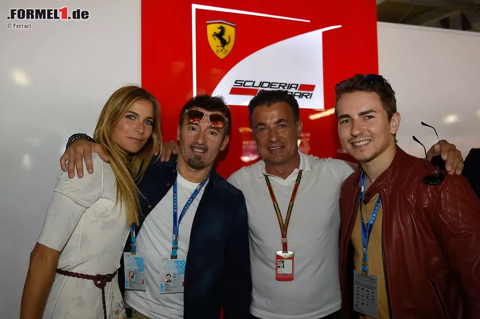 Hoher Motorsport-Besuch bei Ferrari: Die frühere Miss Italien Eleonora Pedron mit ihrem Lebensgefährten Max Biaggi, Jean Alesi und Jorge Lorenzo. Letzterer hat in der MotoGP-WM geschafft, woran Biaggi kläglich gescheitert ist: Valentino Rossi zu besiegen. Foto zur News: Hoher Motorsport-Besuch bei Ferrari: Die frühere Miss Italien Eleonora Pedron mit ihrem Lebensgefährten Max Biaggi, Jean Alesi und Jorge Lorenzo. Letzterer hat in der MotoGP-WM geschafft, woran Biaggi kläglich gescheitert ist: Valentino Rossi zu besiegen.
