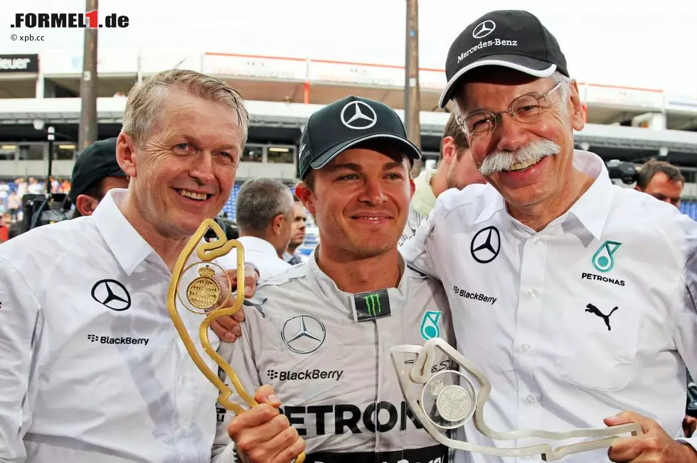 In Barcelona hat Daimler-Konzernchef Dieter Zetsche noch Lewis Hamilton umarmt und Nico Rosberg links liegen gelassen, aber nach dem Sieg beim Klassiker in Monaco ist das vergeben und vergessen. Neben Zetsche gratuliert diesmal auch noch Vorstand Thomas Weber, für den der fünfte Doppelerfolg im sechsten Saisonrennen ein vorgezogenes Geburtstagsgeschenk ist. Foto zur News: In Barcelona hat Daimler-Konzernchef Dieter Zetsche noch Lewis Hamilton umarmt und Nico Rosberg links liegen gelassen, aber nach dem Sieg beim Klassiker in Monaco ist das vergeben und vergessen. Neben Zetsche gratuliert diesmal auch noch Vorstand Thomas Weber, für den der fünfte Doppelerfolg im sechsten Saisonrennen ein vorgezogenes Geburtstagsgeschenk ist.