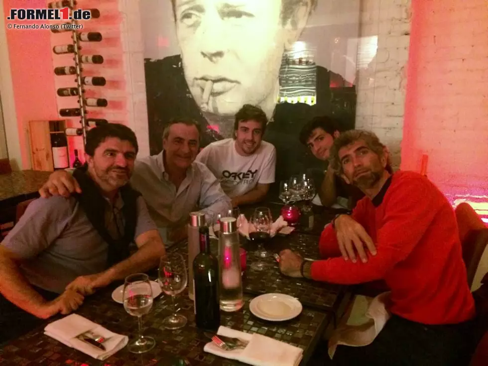 Auch Fernando Alonso (Ferrari) ließ es in Kanada eher gemütlich angehen. Hier sieht man den spanischen Rennfahrer im Kreis von guten Bekannten: Der frühere Rallye-Weltmeister Carlos Sainz und Sohnemann Carlos Sainz jun. sind nach Montreal gereist und trafen Alonso zum Abendessen. Foto zur News: Auch Fernando Alonso (Ferrari) ließ es in Kanada eher gemütlich angehen. Hier sieht man den spanischen Rennfahrer im Kreis von guten Bekannten: Der frühere Rallye-Weltmeister Carlos Sainz und Sohnemann Carlos Sainz jun. sind nach Montreal gereist und trafen Alonso zum Abendessen.