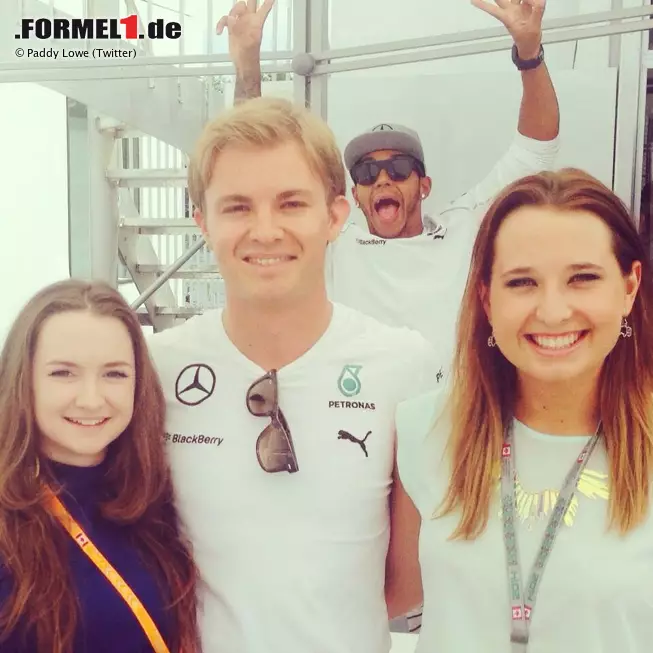Denn hier zu sehen ist Nico Rosberg (Mercedes) mit der Tochter von Teammanager Paddy Lowe, die auch noch eine Freundin mit nach Montreal gebracht hat. Und im Hintergrund: Lewis Hamilton (Montreal) als "Foto-Crasher". Man hat also Zeit für Späße bei den Silberpfeilen. Zumindest vor dem Rennen... Foto zur News: Denn hier zu sehen ist Nico Rosberg (Mercedes) mit der Tochter von Teammanager Paddy Lowe, die auch noch eine Freundin mit nach Montreal gebracht hat. Und im Hintergrund: Lewis Hamilton (Montreal) als "Foto-Crasher". Man hat also Zeit für Späße bei den Silberpfeilen. Zumindest vor dem Rennen...