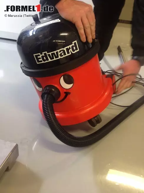 Bei Marussia ist der Fall klar: Dieser Staubsauger, der in der Box Verwendung findet, hört auf den Namen Edward. Und er macht einen ganz freundlichen Eindruck! Foto zur News: Bei Marussia ist der Fall klar: Dieser Staubsauger, der in der Box Verwendung findet, hört auf den Namen Edward. Und er macht einen ganz freundlichen Eindruck!
