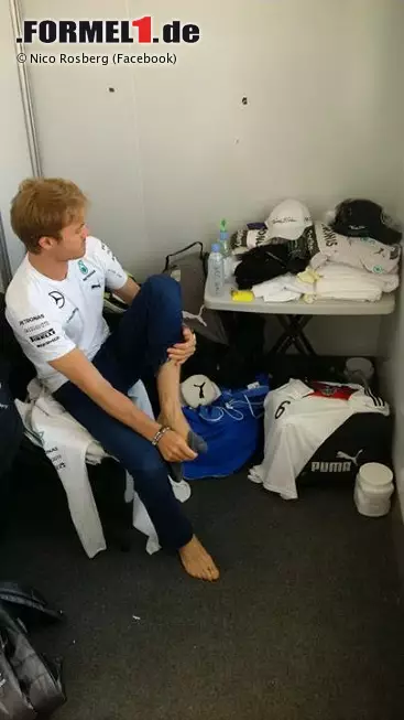 Und so sieht diese Bleibe aus. "Es ist eben nicht alles Glamour in der Formel 1", meint Nico Rosberg (Mercedes). Er zeigt seinen Fahrerraum, in dem er sich umziehen und auf seine Strecken-Aktivitäten vorbereiten kann. Viel Platz ist da ja nicht, wirklich spektakulär wirkt es ebenfalls nicht. Eher wie eine bessere Besenkammer... Foto zur News: Und so sieht diese Bleibe aus. "Es ist eben nicht alles Glamour in der Formel 1", meint Nico Rosberg (Mercedes). Er zeigt seinen Fahrerraum, in dem er sich umziehen und auf seine Strecken-Aktivitäten vorbereiten kann. Viel Platz ist da ja nicht, wirklich spektakulär wirkt es ebenfalls nicht. Eher wie eine bessere Besenkammer...