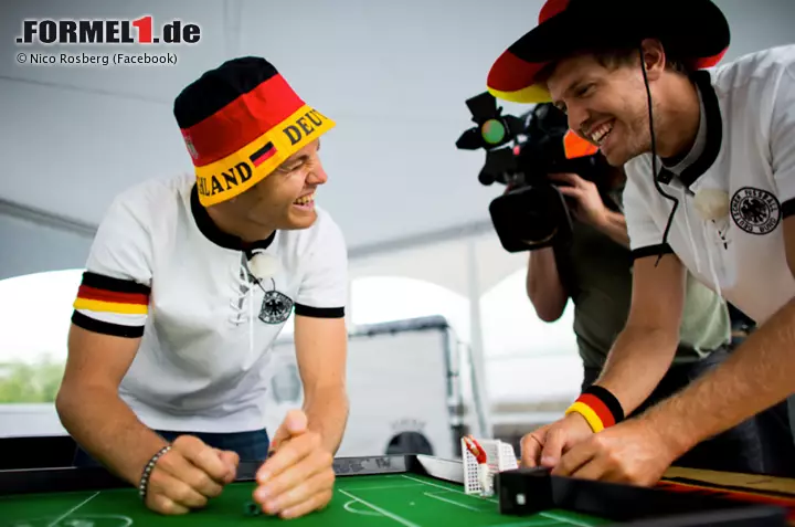 Die Spanier zählen bei der bevorstehenden Fußball-WM in Brasilien zu den Favoriten. Aber auch die Deutschen rechnen sich einiges aus. Mit Spaß zum Titel? Das scheinen sich Nico Rosberg (Mercedes) und Sebastian Vettel (Red Bull) als begeisterte Fußball-Fans jedenfalls gut vorstellen zu können. Hier liefern sich die beiden Formel-1-Piloten gerade ein Tipp-Kick-Duell. Und da hat Vettel wohl größere Chancen als auf der Rennstrecke! Foto zur News: Die Spanier zählen bei der bevorstehenden Fußball-WM in Brasilien zu den Favoriten. Aber auch die Deutschen rechnen sich einiges aus. Mit Spaß zum Titel? Das scheinen sich Nico Rosberg (Mercedes) und Sebastian Vettel (Red Bull) als begeisterte Fußball-Fans jedenfalls gut vorstellen zu können. Hier liefern sich die beiden Formel-1-Piloten gerade ein Tipp-Kick-Duell. Und da hat Vettel wohl größere Chancen als auf der Rennstrecke!