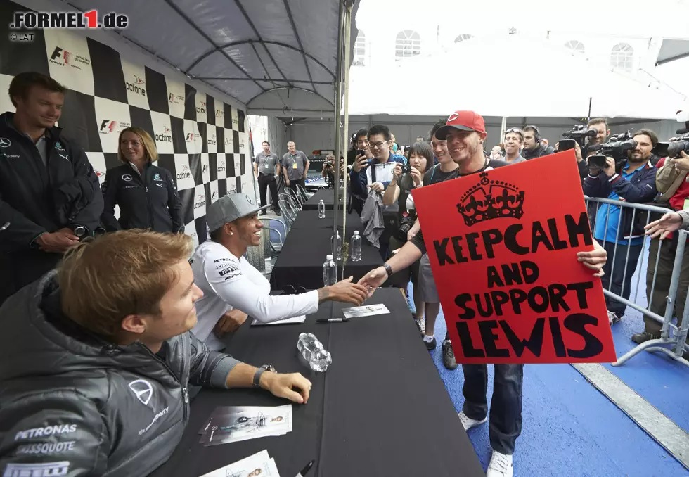 In Montreal ist man eben überall ganz nah dran am Geschehen. Wie hier bei der Autogramm-Stunde, wo ein Fan mit einem besonderen Motivations-Plakat für Lewis Hamilton (Mercedes) aufwartet. Und Hamilton scheint's zu gefallen. Selbst Nico Rosberg (Mercedes), seinen Teamkollegen und WM-Rivalen, amüsiert es. Foto zur News: In Montreal ist man eben überall ganz nah dran am Geschehen. Wie hier bei der Autogramm-Stunde, wo ein Fan mit einem besonderen Motivations-Plakat für Lewis Hamilton (Mercedes) aufwartet. Und Hamilton scheint's zu gefallen. Selbst Nico Rosberg (Mercedes), seinen Teamkollegen und WM-Rivalen, amüsiert es.