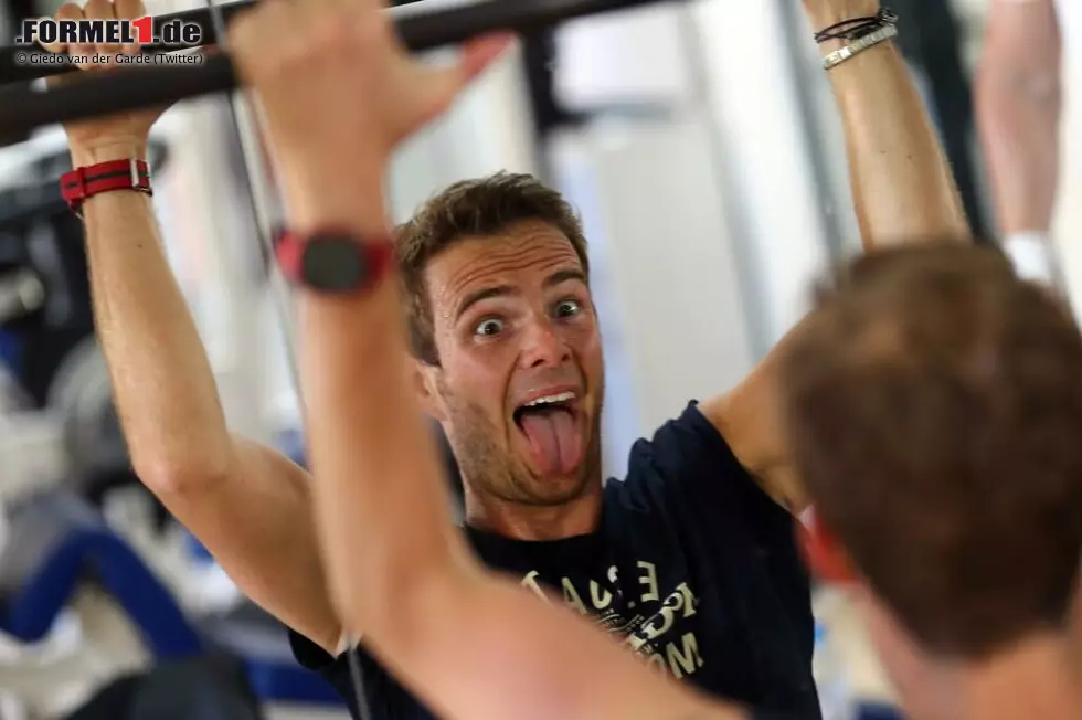 Giedo van der Garde (Sauber) scheint sich trotzdem erschreckt zu haben. Was wohl so schlimm war? Die Übungen im Fitness-Studio, die Form von Sauber auf der Strecke oder der Blick in den Spiegel? Man weiß es nicht... - aber achtet mal auf die Pose und blättert dann ganz schnell weiter zum nächsten Bild! Foto zur News: Giedo van der Garde (Sauber) scheint sich trotzdem erschreckt zu haben. Was wohl so schlimm war? Die Übungen im Fitness-Studio, die Form von Sauber auf der Strecke oder der Blick in den Spiegel? Man weiß es nicht... - aber achtet mal auf die Pose und blättert dann ganz schnell weiter zum nächsten Bild!