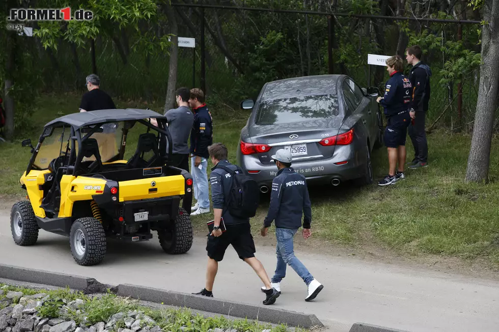Besonders glamourös geht es auf dem Parkplatz der Akteure jedenfalls nicht zu. Während Sebastian Vettel (Red Bull) neben seinem Auto gerade noch einen Autogramm-Wunsch erfüllt, trottet Lewis Hamilton (Mercedes) im Vordergrund vorbei. Auf einer ganz normalen Wiese, über die sonst Murmeltiere krabbeln... Foto zur News: Besonders glamourös geht es auf dem Parkplatz der Akteure jedenfalls nicht zu. Während Sebastian Vettel (Red Bull) neben seinem Auto gerade noch einen Autogramm-Wunsch erfüllt, trottet Lewis Hamilton (Mercedes) im Vordergrund vorbei. Auf einer ganz normalen Wiese, über die sonst Murmeltiere krabbeln...