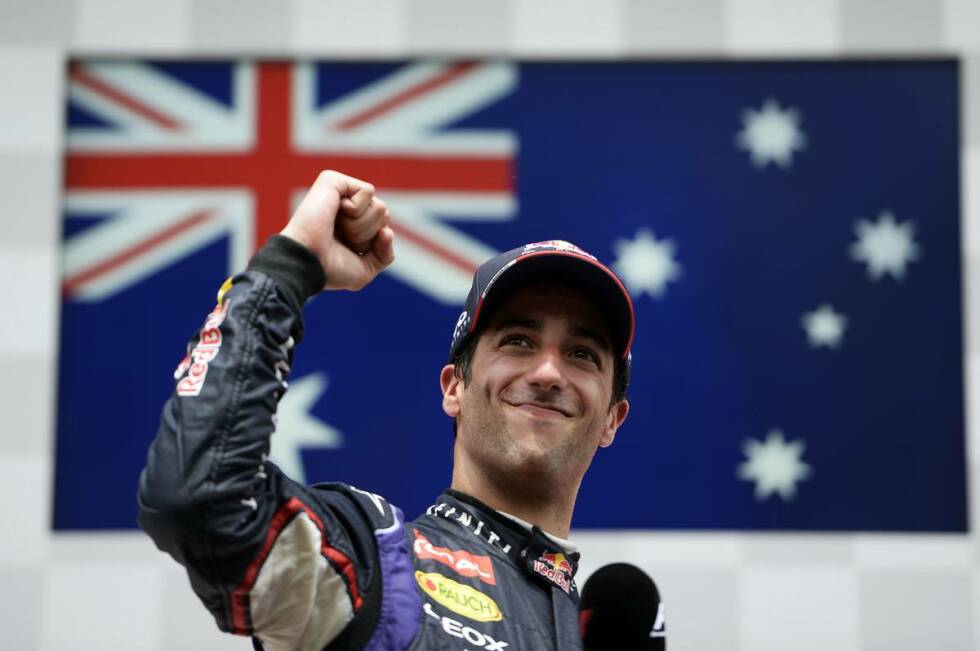 Foto zur News: Daily Telegraph (Großbritannien): &quot;Daniel Ricciardo holt sich seinen ersten Grand-Prix-Sieg in Kanada. In seiner typischen Art war &#039;wow&#039; fast alles, was der sympathische Australier zustande brachte, und doch fasste es fast alles zusammen. Aber der große Gewinner war nicht die Mann mit dem Lächeln, das so breit wie das Great Barrier Reef ist. Es war Nico Rosberg. Nachdem die undurchdringliche Überlegenheit von Mercedes beendet war und Lewis Hamilton zum zweiten Mal aufgeben musste, liegt er nun 22 Punkte hinter Rosberg, der fast die größte Rettungstat seit Gordon Banks 1970 vollbrachte und Zweiter wurde.&quot;