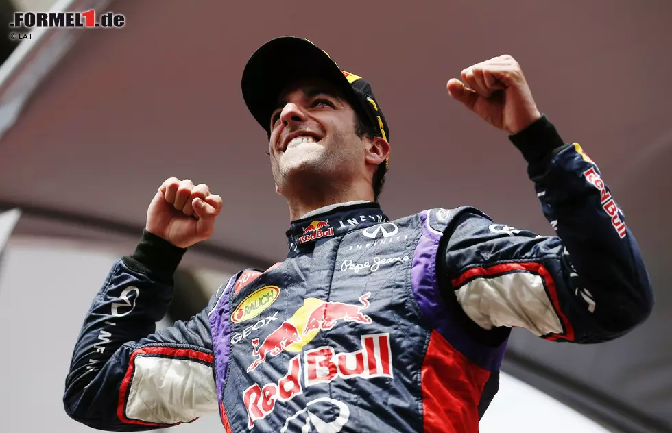 Foto zur News: Gazzetta dello Sport (Italien): &quot;Red Bull feiert die Wiederauferstehung mit Ricciardo, der das verblüffte Gesicht eines Kindes vor den Weihnachtsgeschenken hat, während die Fans in Montreal ihm Standing Ovations für seinen ersten Sieg in der WM darbringen. Red Bull feiert den perfekten Tag, der mit der Ankündigung der Erneuerung des mehrjährigen Vertrages mit Adrian Newey begonnen hatte. Auch Sebastian Vettel schafft es endlich wieder aufs Podium.&quot;