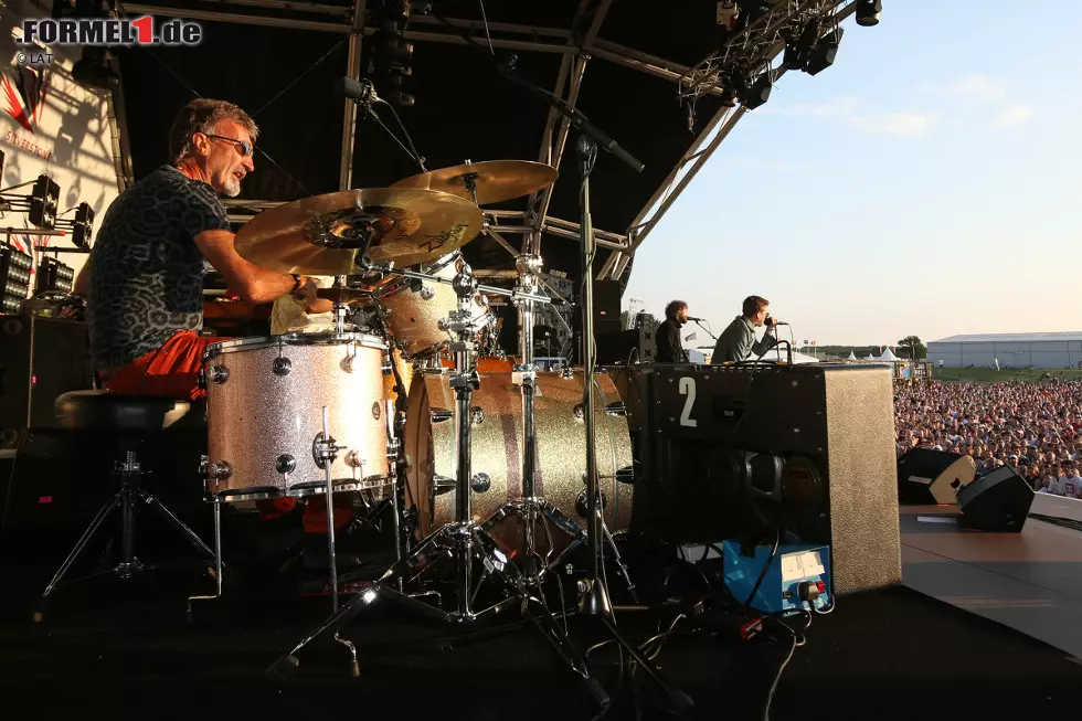 Foto zur News: Er ist wieder einmal das Highlight: Nicht etwa die Hardrocker von Metallica sind die musikalischen Stars der Grand-Prix-Party am Sonntagabend, sondern Eddie Jordan an den Drums.