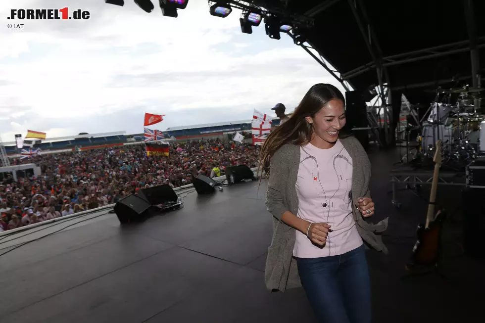 Doch bevor gerockt wird, sind erstmal die britischen Fahrer dran, die sich von tausenden Fans feiern lassen. Jenson Buttons Freundin Jessica Michibata, brav im #pinkforpapa-Look, scheint das ein bisschen zu viel des Rampenlichts zu sein. Foto zur News: Doch bevor gerockt wird, sind erstmal die britischen Fahrer dran, die sich von tausenden Fans feiern lassen. Jenson Buttons Freundin Jessica Michibata, brav im #pinkforpapa-Look, scheint das ein bisschen zu viel des Rampenlichts zu sein.