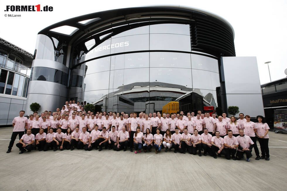 Foto zur News: #pinkforpapa ist am Silverstone-Wochenende sowieso der große Renner. Und weil man bei McLaren die orangen Siegershirts ohnehin schon lange nicht mehr gebraucht hat, erinnert man stattdessen an den verstorbenen &quot;Papa Schlumpf&quot; John Button. Die T-Shirts gibt&#039;s übrigens für einen guten Zweck im Internet zu bestellen.